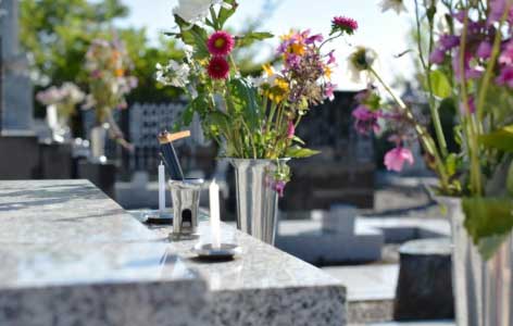 Photo tombe fleurie